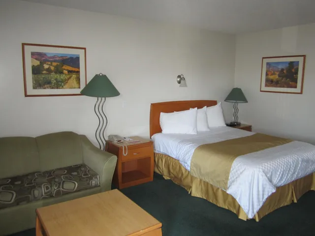 Room, King Bed, Queen Bed, Ramada Limited - Merritt 3/10