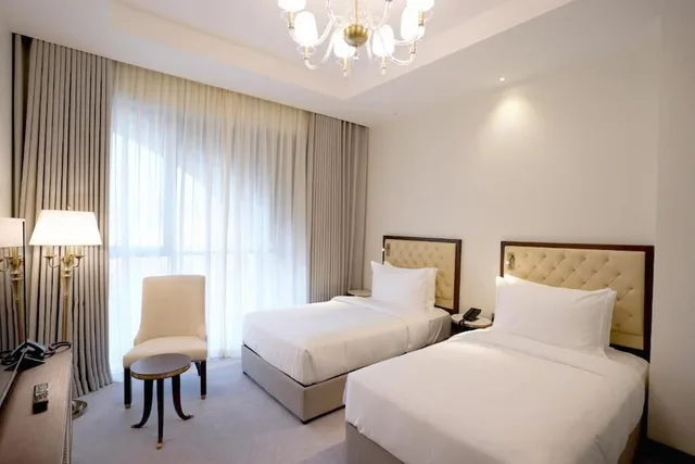غرفة بسريرين منفصلين بإطلالة على المدينة، فندق بننسولا وورث(Peninsula Worth Hotel) 2/3