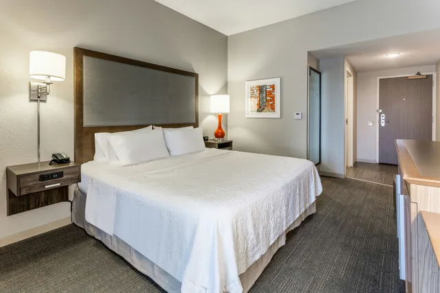 غرفة بسرير كينج لذوي الإعاقة، Hampton Inn Eau Claire 2/4