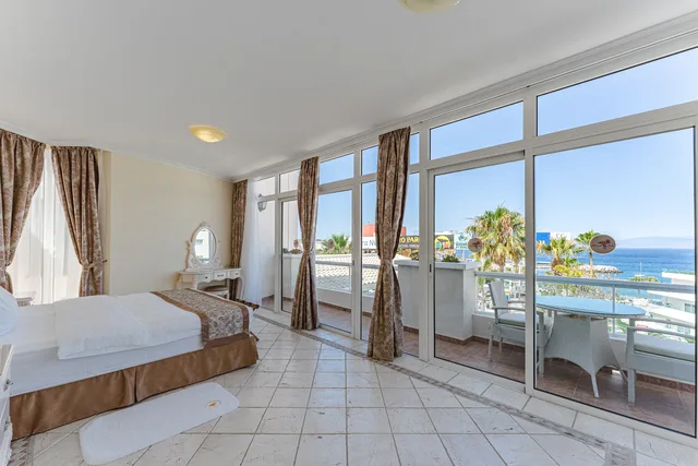 Superior, Suite, Flamingo Suites 2/10