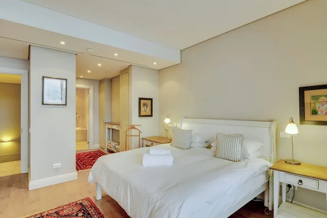 غرفة بريميير فاخرة بسرير كينج وسريرين منفصلين بغرفتي نوم بمسبح خاص، Mountain Marina Luxury Apartments 4/8