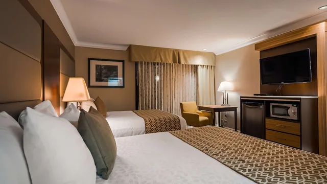 غرفة قياسية بسريرين مزدوجين لذوي الإعاقة، Best Western Plus Forest Park Inn 1/8