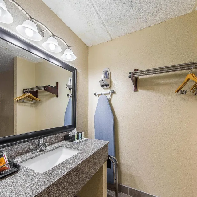 غرفة بسرير مزدوج، Quality Inn Forest City, NC 7/8