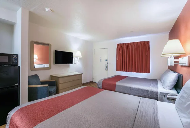 2 Queen Beds - Mobility Accessible Ri Shwr، Motel6 Dothan, AL 6/9
