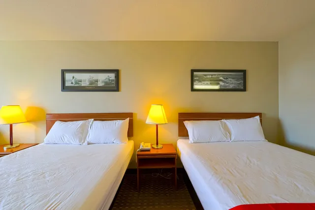 Double Queen Room - Bay view، Siletz Bay Beachfront Hotel by OYO Lincoln City 1/10