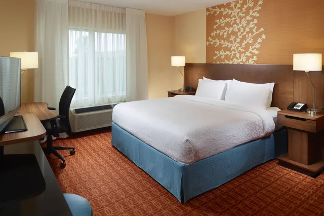 استوديو بسرير كينج مع أريكة لذوي الإعاقة، Fairfield Inn Suites Fayetteville North 2/3