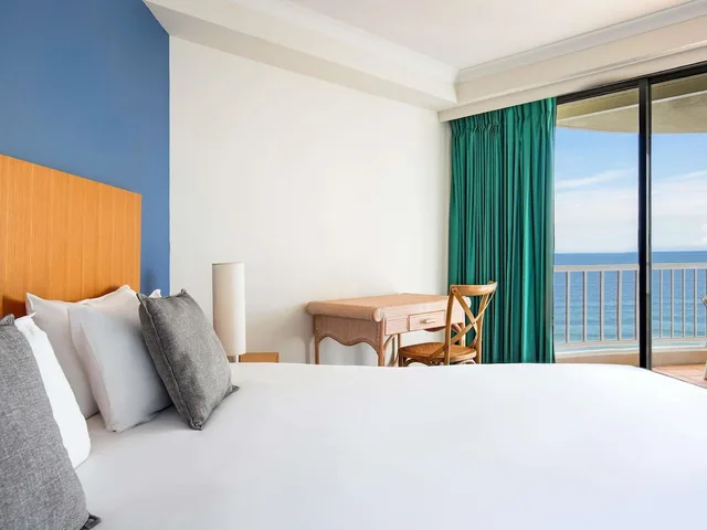 غرفة بسريرين منفصلين بغرفة نوم واحدة، BreakFree Moroccan Surfers Paradise 3/5