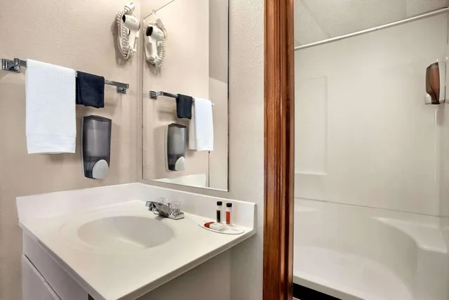 غرفة بسرير كوين، Travelodge By Wyndham Guernsey 3/3