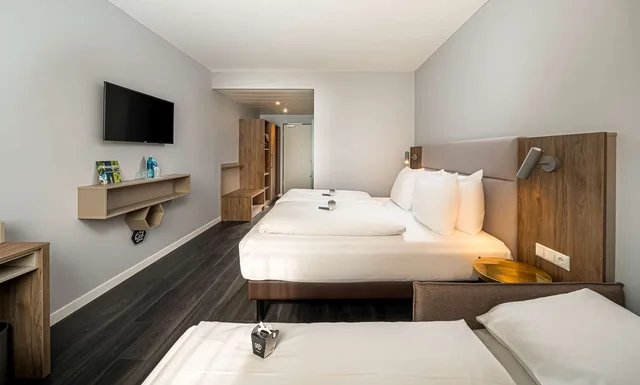 غرفة قياسية ثلاثية بسرير مزدوج مع أريكة، elaya hotel oberhausen, Trademark by Wyndham 2/3
