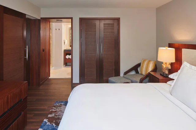 1 Bedroom, Suite, King Bed, Hokulani Waikiki By Hilton Grand Vacations 3/6