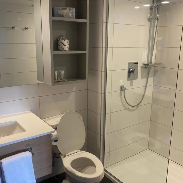 غرفة بسرير كينج وسرير كوين، Ramada by Wyndham Laval 9/9