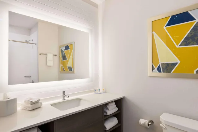 جناح بسريرين كوين، Comfort Inn & Suites Gaylord 3/3