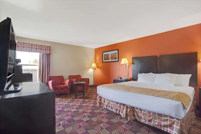 غرفة قياسية بسرير كينج للمدخنين، Days Inn Suites By Wyndham Ridgeland 3/7