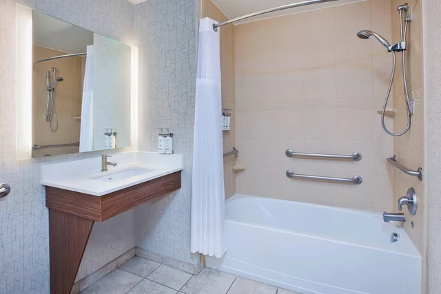 جناح بسريرين كوين مع أريكة لذوي الإعاقة، Holiday Inn Express Hotel Suites Auburn Hills 3/6