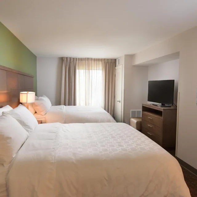 غرفة بسرير كوين لذوي الإعاقة، Staybridge Suites Wisconsin Dells - Lake Delton 1/4
