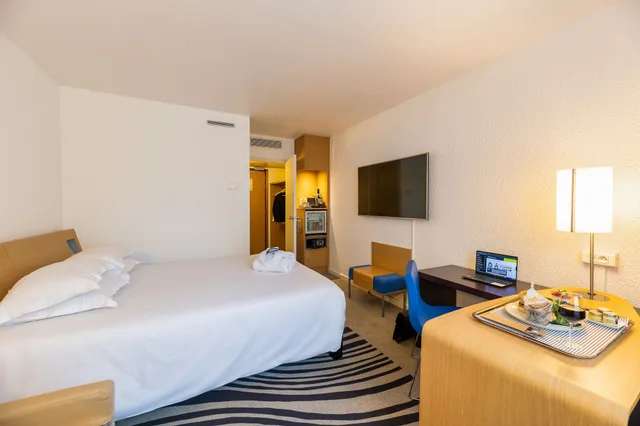 غرفة كومفورت بسرير كوين مع أريكة، B&B Hotel Lyon Nord 4 Stars 9/10