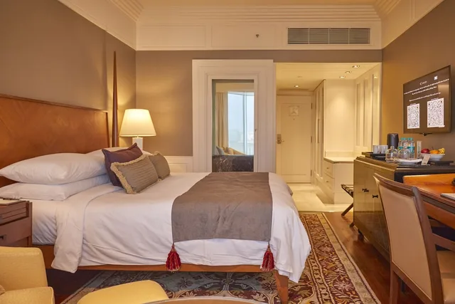 غرفة ملكية كلوب بسرير كينج، The Leela Mumbai - Resort Style Business Hotel 1/5