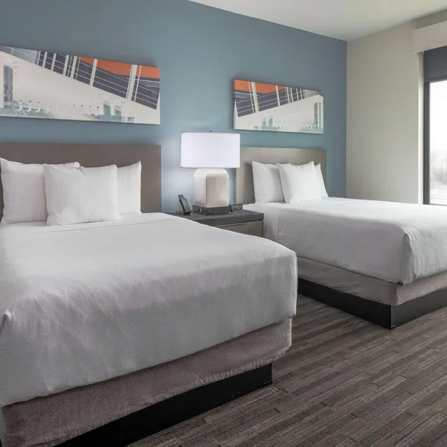 جناح بسريرين كوين بغرفة نوم واحدة مع أريكة بمطبخ، Hyatt House Allentown/Lehigh Valley 1/2