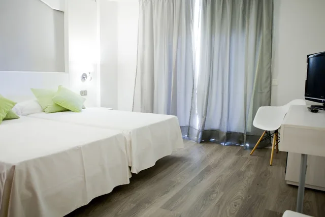 غرفة بسرير مزدوج أو سريرين منفصلين بشرفة، Hotel Mir Octavio 4/8