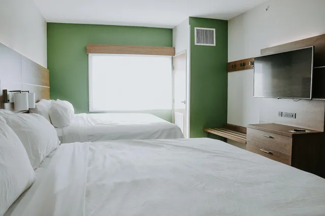 Standard, Multiple Beds, Accessible، Holiday Inn Express and Suites Lincoln South 3/7