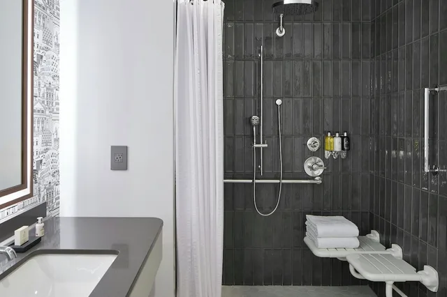 غرفة بسريرين كوين لذوي الإعاقة، Hotel Celare, Cincinnati Midtown, a Tribute Portfolio Hotel 2/3
