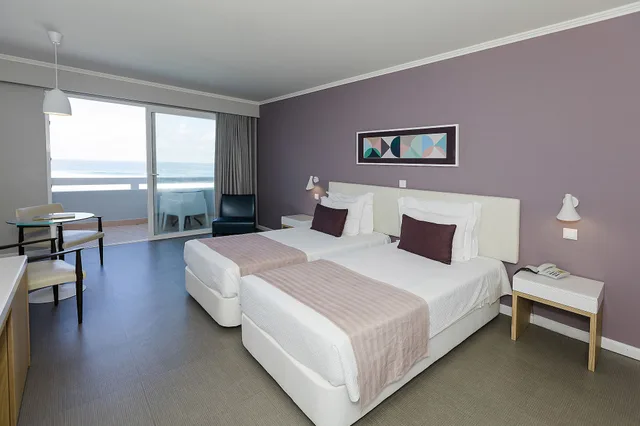 غرفة بسرير مزدوج وسريرين منفصلين بإطلالة على المسبح بشرفة، Hotel Arribas 2/4