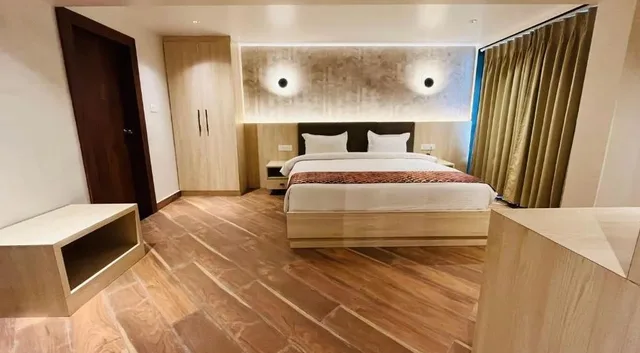 غرفة ديلوكس بإطلالة على الحديقة، Four Leaf Hotel Arjuna Manor, Varanasi 1/2