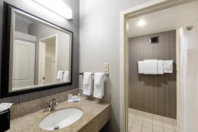 جناح بسريرين مزدوجين، Courtyard Dallas-Fort Worth/Bedford 4/6
