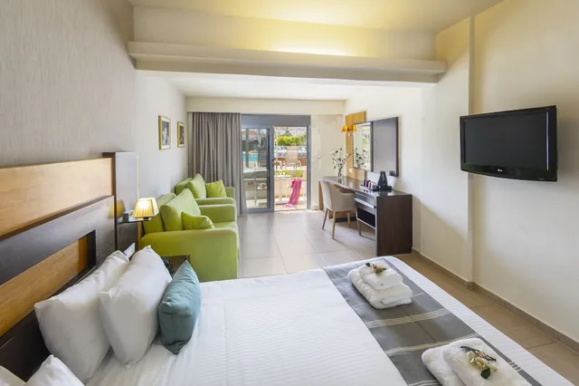 غرفة ديلوكس عائلية بسرير مزدوج بإطلالة على المسبح مع أريكة، Leonardo Kolymbia Resort 4/7