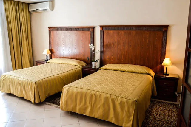 جناح فاخر بسريرين كوين مع أريكة، Azur Hotel 2/6