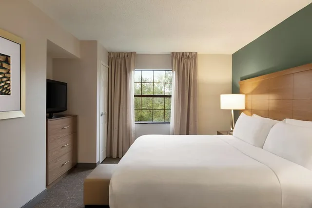 جناح بسرير كوين بغرفة نوم واحدة بمطبخ لذوي الإعاقة، Staybridge Suites Tampa East Brandon 1/6