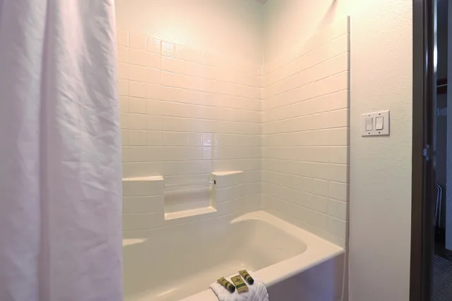 King Room - Bay view (Pet Friendly)، Siletz Bay Beachfront Hotel by OYO Lincoln City 6/6