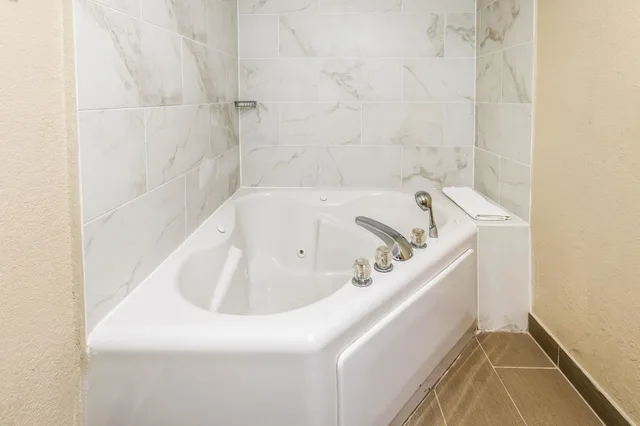 غرفة قياسية بسرير كينج بحوض جاكوزي، Comfort Inn Downtown Detroit MI 7/9