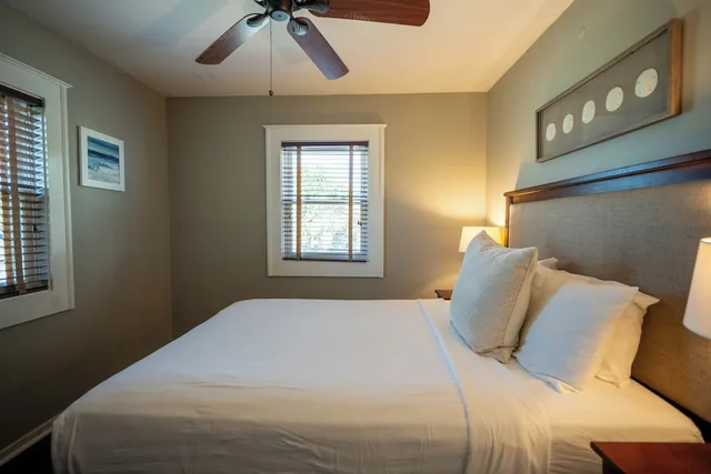 كوخ بسرير كينج وسرير كوين بإطلالة على الشاطئ، Elizabeth Pointe Lodge 2/10