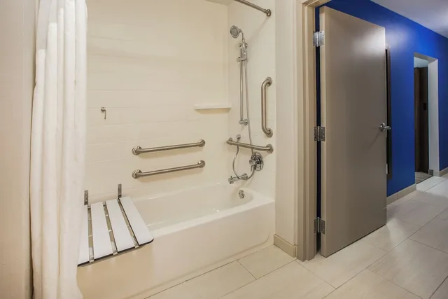 غرفة قياسية بسريرين كوين لذوي الإعاقة، Holiday Inn Express Suites Bourbonnais East Bradley 3/3