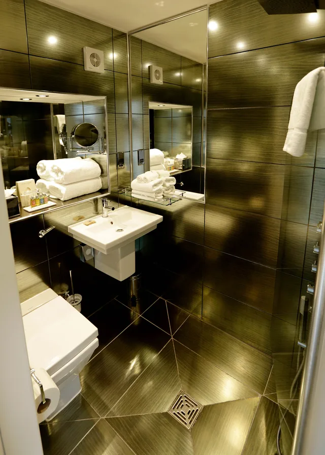 Wee Single، Nira Caledonia Hotel 2/2
