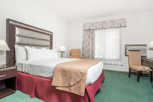 Room, King Bed, Days Inn by Wyndham Hutchinson 3/6