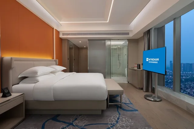 غرفة تنفيذية بسرير كينج بإطلالة على البحيرة، Wyndham Shaoxing Keqiao 2/4