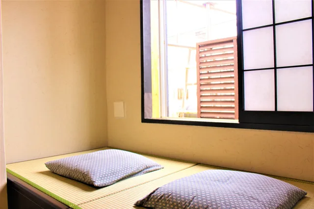 غرفة بسريرين منفصلين وسرير بطابقين بإطلالة على المدينة، K's House Tokyo Oasis 4/7