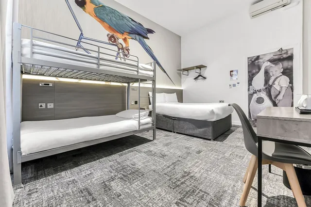 غرفة عائلية بسرير مزدوج وسرير بطابقين، Heeton Concept Hotel - Kensington London 3/7