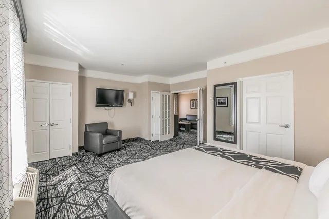 جناح رئاسي بحوض استحمام لذوي الإعاقة، La Quinta Inn and Suites by Wyndham Granbury 4/7