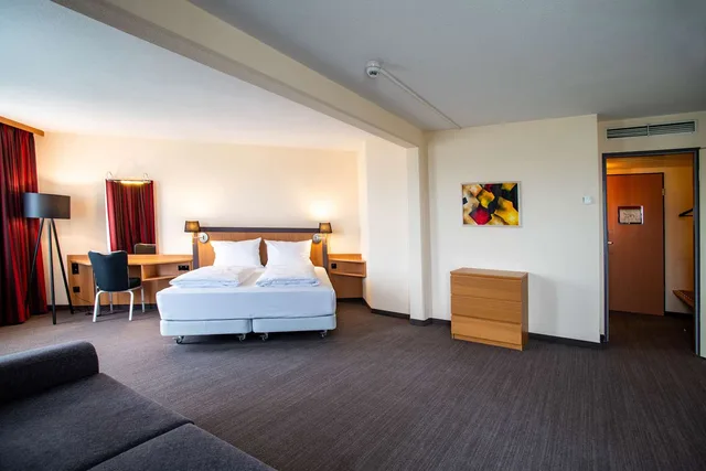 غرفة عائلية بسرير كوين مع أريكة بمطبخ صغير، Best Western Conference Airporthotel Frankfurt-Moerfelden 1/10