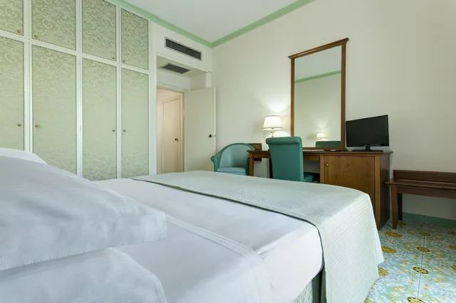 غرفة قياسية بسريرين منفصلين بإطلالة جزئية على البحر، Lloyd's Baia Hotel 3/5