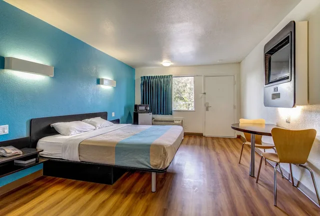 غرفة قياسية بسرير كينج، Motel6 Waco, TX - Lacy Lakeview 2/10
