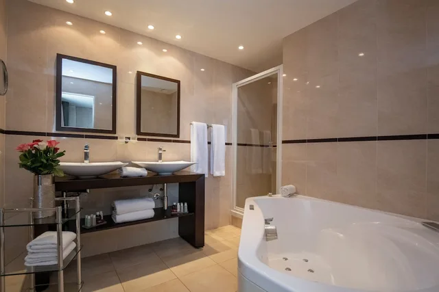 جناح فاخر بسرير كينج وسرير كوين بإطلالة على البحر بشرفة، Hotel Le Mondial, BW Premier Collection 8/8
