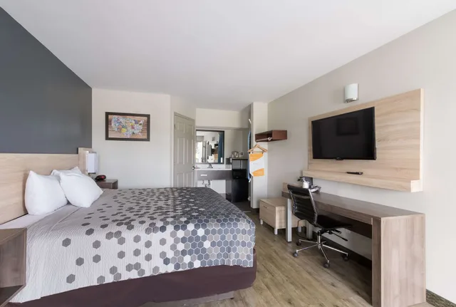 Standard, King Bed, Econo Lodge Greenville near University 2/2