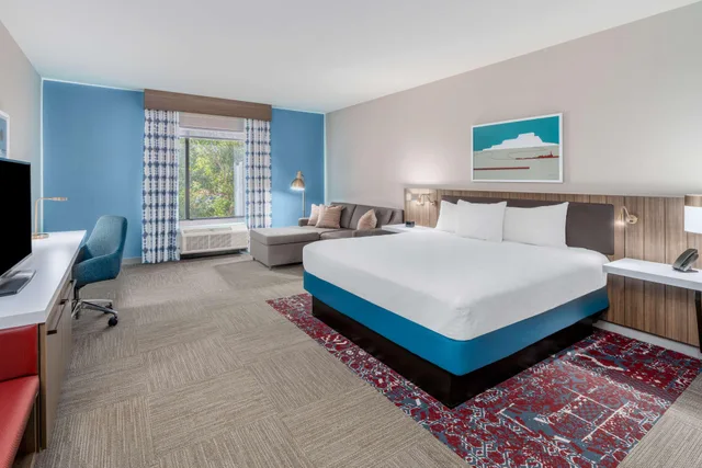 Premium, King Bed, Hilton Garden Inn Trinidad Downtown 2/3