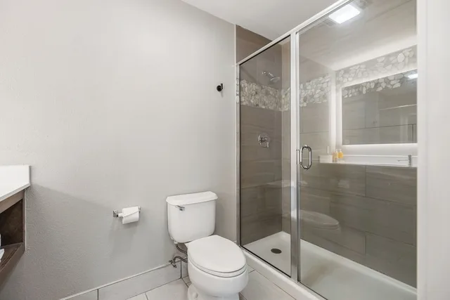 Room, King Bed, Resort Side, The Ridges Resort And Marina 5/6