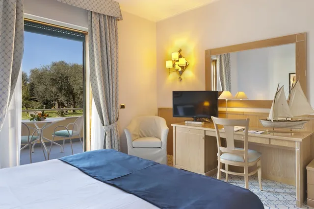 غرفة قياسية ثلاثية بسرير مزدوج وسرير فردي بشرفة، Grand Hotel Vesuvio Sorrento 3/4