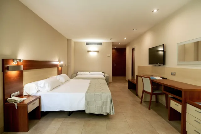 غرفة ثلاثية بسريرين منفصلين بشرفة مع أريكة، Deloix Aqua Center Hotel 2/6